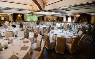 Salle de réception dressée pour un mariage, tables décorées – location de salle en Belgique