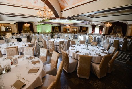 Salle de réception dressée pour un mariage, tables décorées – location de salle en Belgique