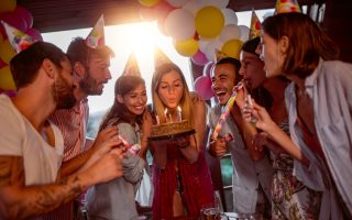 Groupe d'amis fêtant un anniversaire ensemble dans une salle
