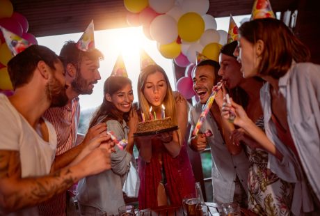 Groupe d'amis fêtant un anniversaire ensemble dans une salle