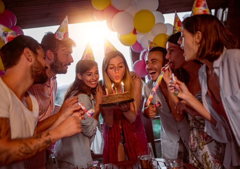 Groupe d'amis fêtant un anniversaire ensemble dans une salle