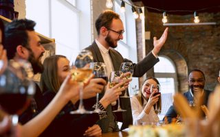 Collègues qui trinquent lors d'une fête du personnel dans une salle louée en Belgique