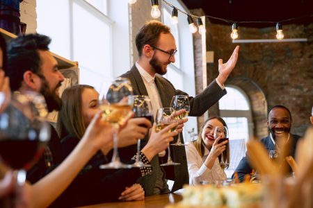 Collègues qui trinquent lors d'une fête du personnel dans une salle louée en Belgique