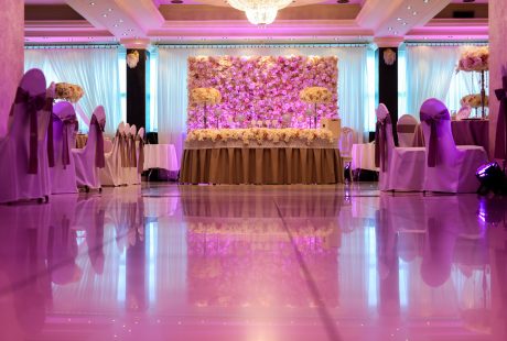 Table joliment décorée dans une salle de réception pour une communion ou un baptême en Belgique