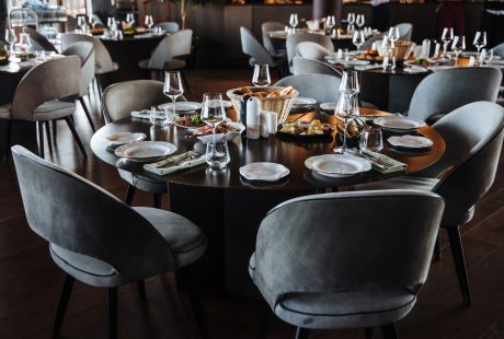 Table ronde dressée dans une salle de réception prête à accueillir les invités