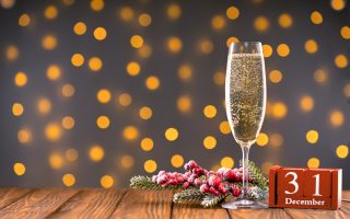 Coupe de champagne devant des lumières scintillantes pour le réveillon du 31 décembre