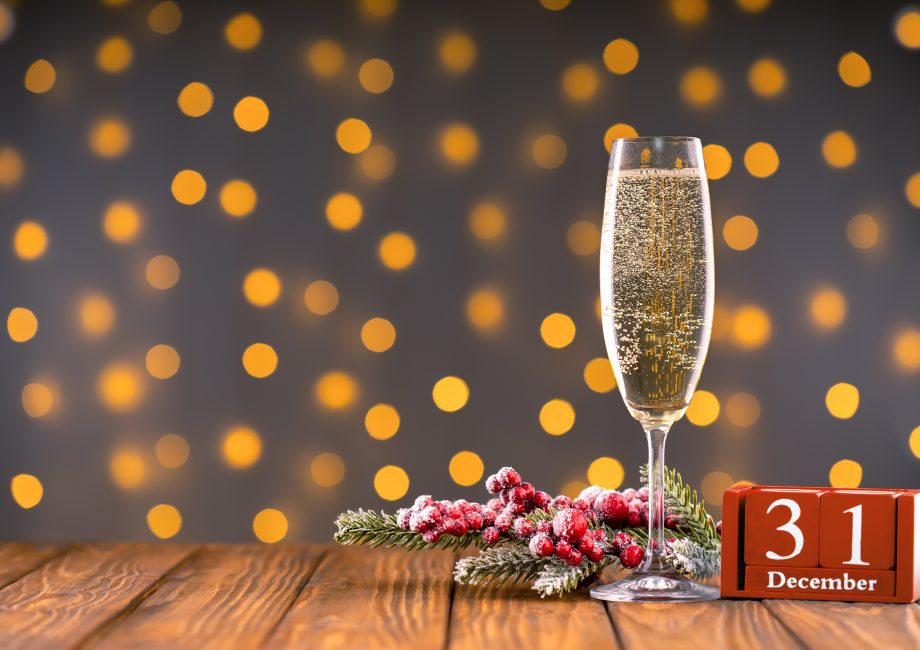 Coupe de champagne devant des lumières scintillantes pour le réveillon du 31 décembre